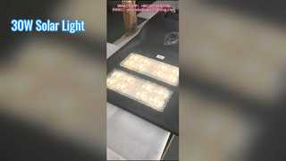 Uraban 도로에 사용되는 2개의 모듈 태양광 가로등 색온도 4000K.